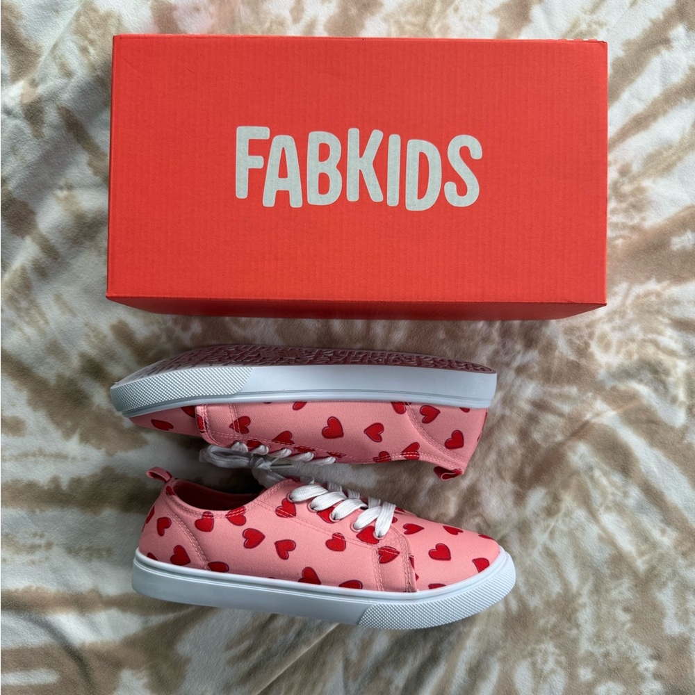 FabKids - Big Kids 6 Heart Shoes